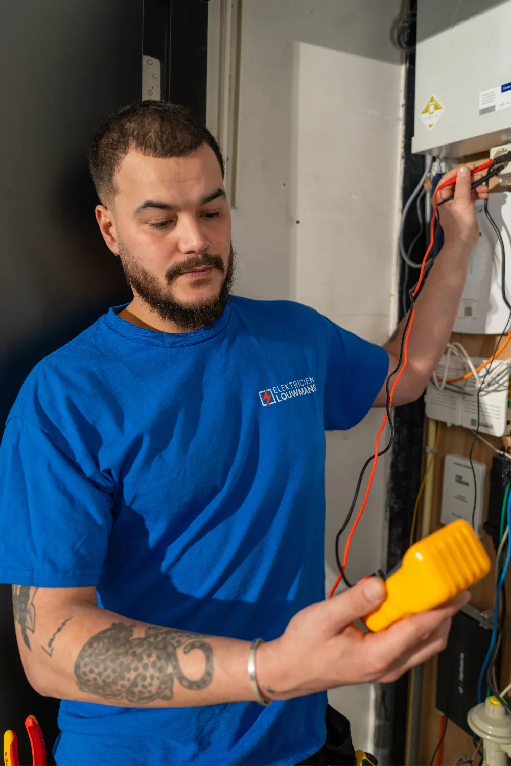 Elektricien test met een meetinstrument in de meterkast