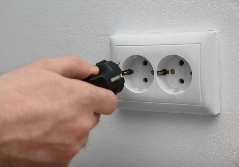 Stekker wordt in een nieuw dubbel stopcontact gestoken