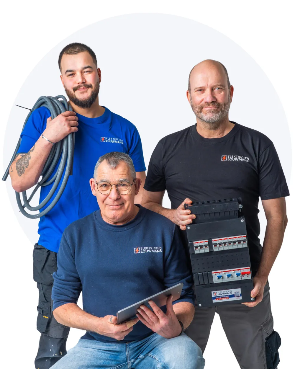 Drie elektriciens van Elektricien Ede met kabels, een groepenkast en een tablet